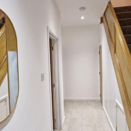 Shm Stays Leicester. Newly Renovated!! 15 Min Drive From City Centre, University. 9 Min Drive To Leicester City Stadium, 5 Min Drive To M1 & M69. 2 Min Walk To Bus Stop. エクステリア 写真