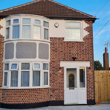 Shm Stays Leicester. Newly Renovated!! 15 Min Drive From City Centre, University. 9 Min Drive To Leicester City Stadium, 5 Min Drive To M1 & M69. 2 Min Walk To Bus Stop. エクステリア 写真
