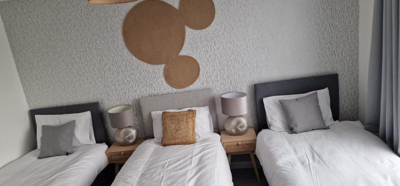 Shm Stays Leicester. Newly Renovated!! 15 Min Drive From City Centre, University. 9 Min Drive To Leicester City Stadium, 5 Min Drive To M1 & M69. 2 Min Walk To Bus Stop. エクステリア 写真