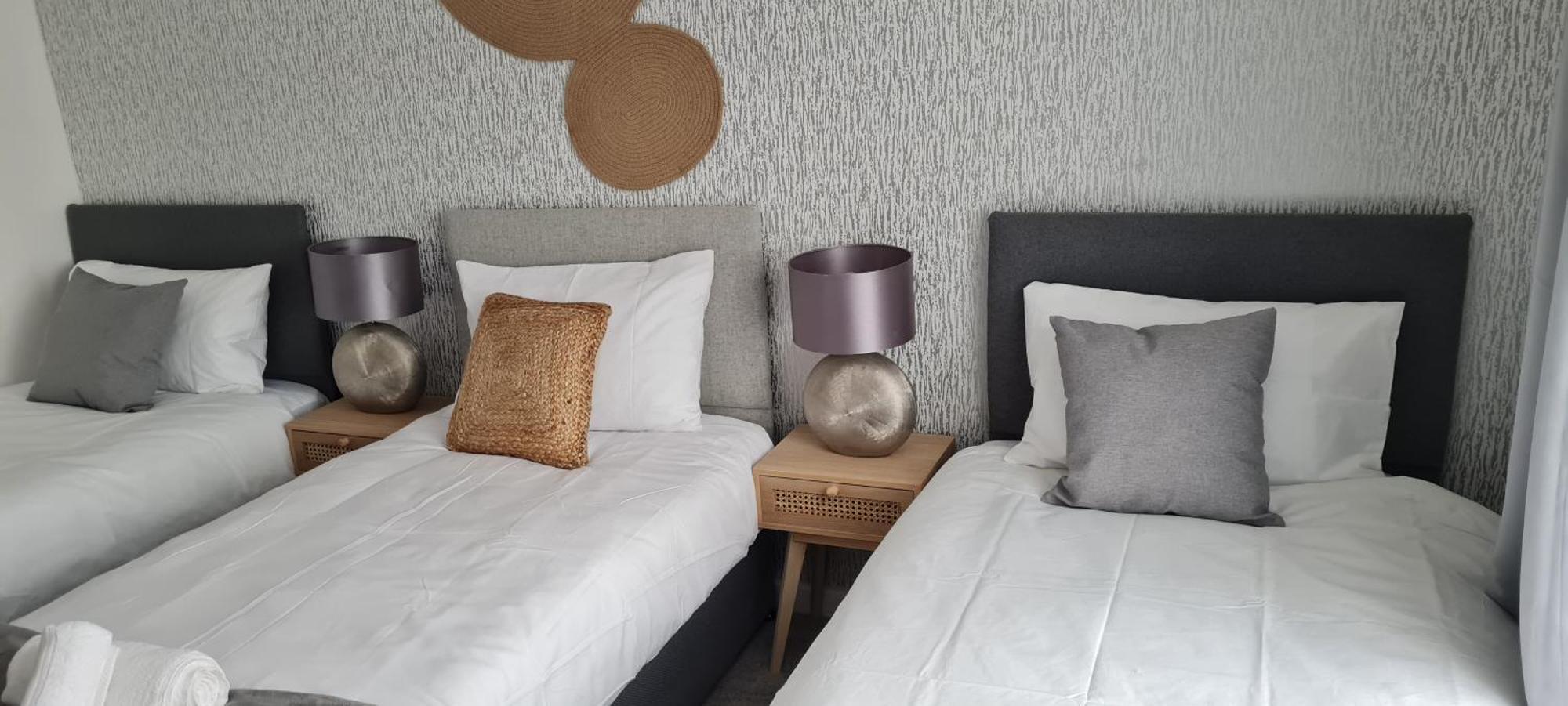 Shm Stays Leicester. Newly Renovated!! 15 Min Drive From City Centre, University. 9 Min Drive To Leicester City Stadium, 5 Min Drive To M1 & M69. 2 Min Walk To Bus Stop. エクステリア 写真