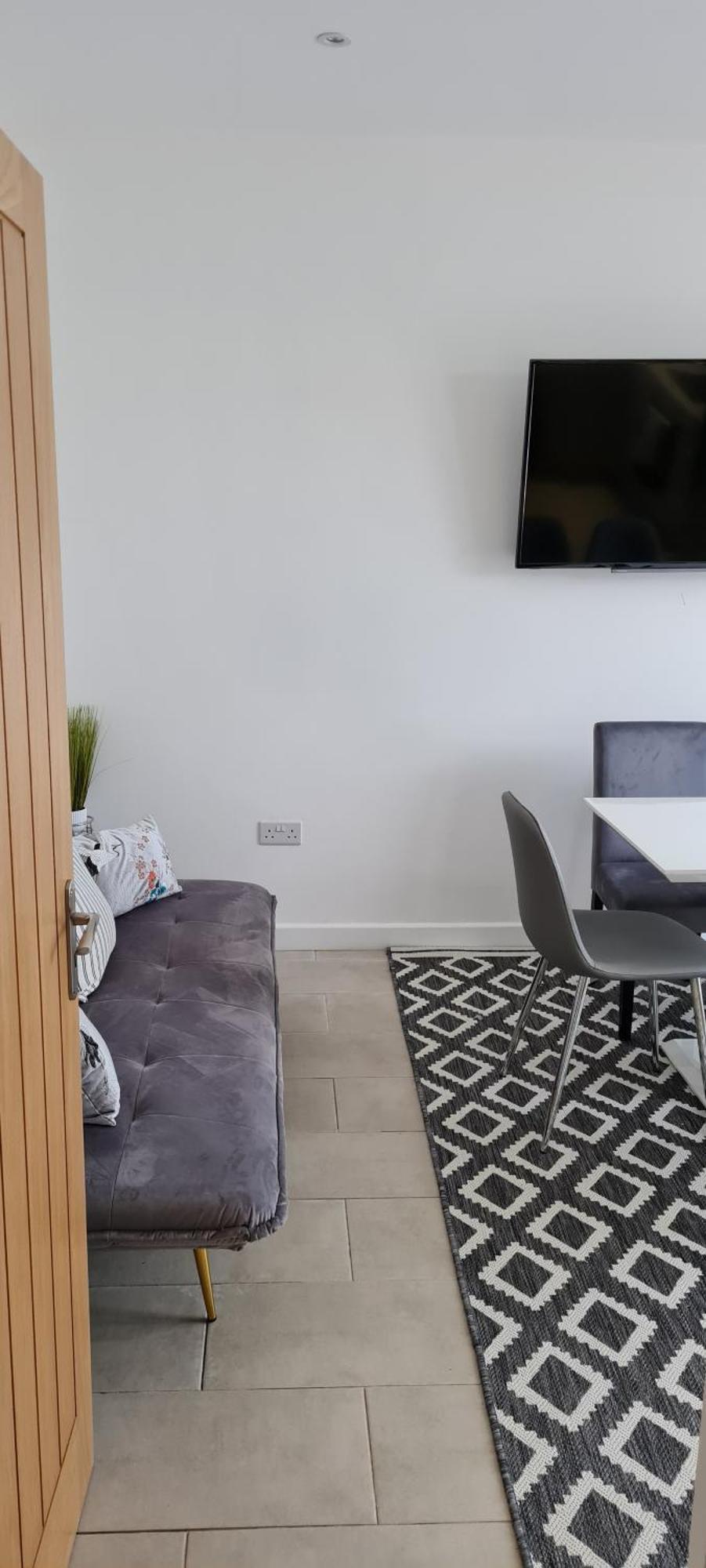 Shm Stays Leicester. Newly Renovated!! 15 Min Drive From City Centre, University. 9 Min Drive To Leicester City Stadium, 5 Min Drive To M1 & M69. 2 Min Walk To Bus Stop. エクステリア 写真